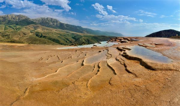 سورت با داب محوطه ای طبیعی در شمال استان ایران در شمال ایران است این شامل مجموعه ای از تشکل های تراس پلکانی است که در طی هزاران سال ایجاد شده است