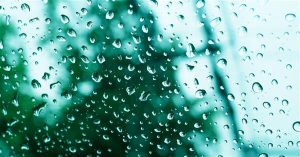باران قطرات آب روی آینه ماشین در عصر
