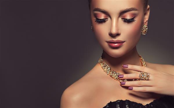 دختر زیبا با جواهرات مجموعه ای از جواهرات زنانه گردنبند گوشواره و دستبند زیبایی و لوازم جانبی