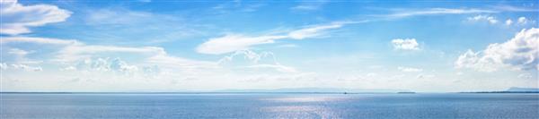 منظره زیبای دریایی پانوراما با ابر در یک روز آفتابی