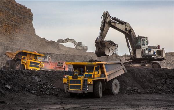 بارگیری زغال سنگ در کامیون بیل مکانیکی در محل کار معدن