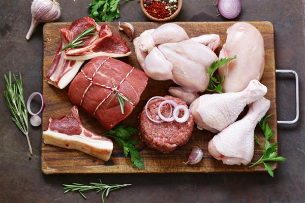 دسته بندی گوشت خام - گوشت گاو بره مرغ روی تخته چوبی