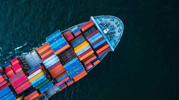 کشتی باری کانتینری با نمای بالا در واردات صادرات تجارت تجارت تجاری لجستیک و حمل و نقل بین المللی توسط کشتی باری کانتینری در دریای آزاد حمل و نقل محموله کانتینری