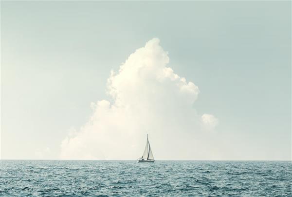 قایق در دریا در زیر ابرهای مشابه