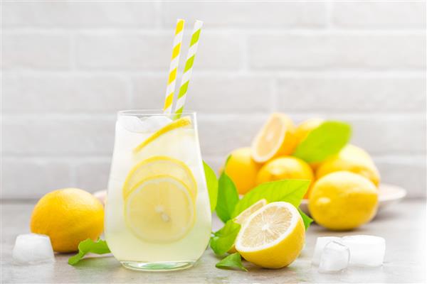 لیموناد با لیموی تازه بنوشید کوکتل لیمو با آب و یخ