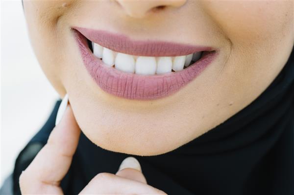 زن جوان از نزدیک لب های پر