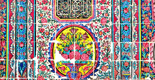 در ایران کاشی های گل تزئینی قدیمی از مسجد عتیقه مانند پس زمینه را محو کنید