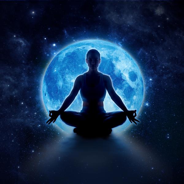 زن یوگا در ماه و ستاره آبی کامل دختر مراقبه نشسته در حالت نیلوفر آبی زیر نور ماه در آسمان تاریک شب تصویر اصلی ماه از NASAgov