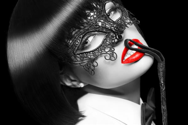 زن با ماسک شلاق روی لب های قرمز bdsm رنگ آمیزی انتخابی سیاه و سفید با لب های قرمز جدا شده روی مشکی