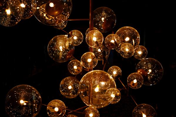 نور طراحی و فضای داخلی فانوس های متالیک قدیمی گروهی از لامپ ها با شکل جالب رشته تنگستن نورپردازی مدرن کافه و رستوران جدا شده روی مشکی
