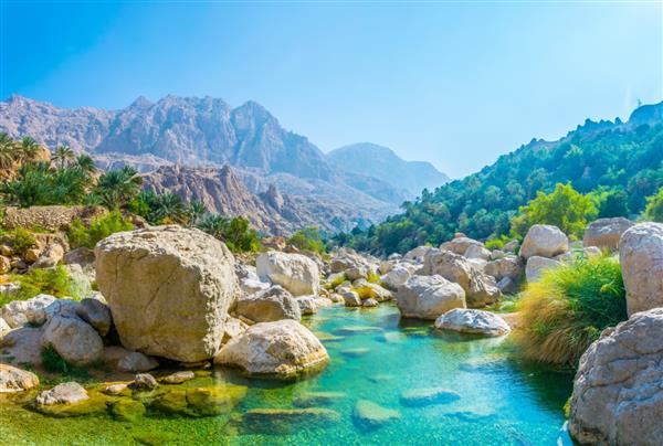 تالاب با آب فیروزه ای در وادی تیوی عمان