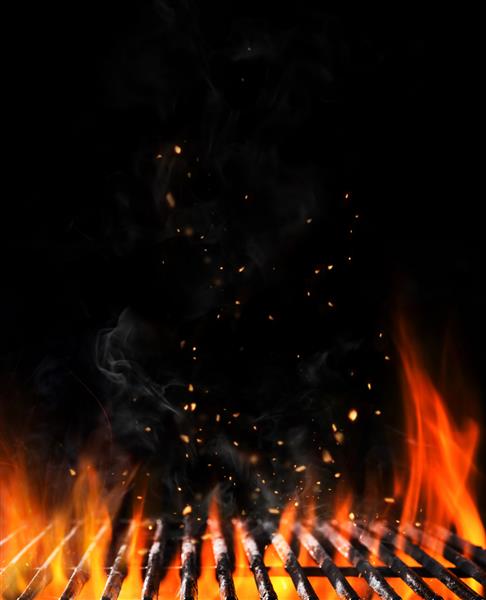کوره ذغالی شعله ور خالی با آتش باز آماده برای قرار دادن محصول مفهوم کباب تابستانی باربیکیو bbq و مهمانی فضای کپی سیاه