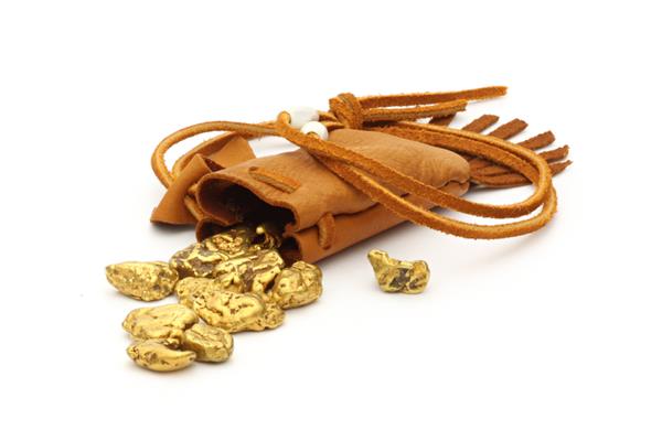 قطعات طلا در یک کیسه چرمی