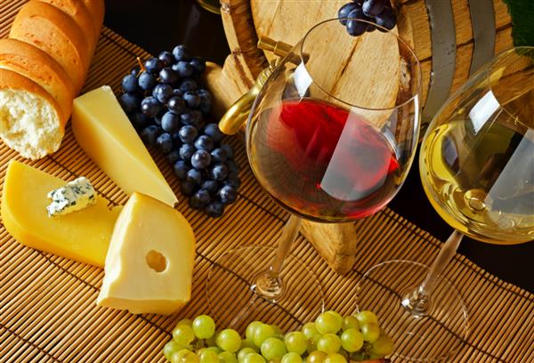 شراب و پنیر روی میز