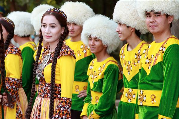 سپتامبر 12 2017 عشق آباد ترکمنستان گروهی از رقصندگان قبل از اجرا در جشنواره کربان-بیرم 12 سپتامبر 2017 عشق آباد