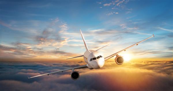 هواپیمای تجاری جت در حال پرواز بر فراز ابرها در نور زیبای غروب خورشید مفهوم سفر و تجارت