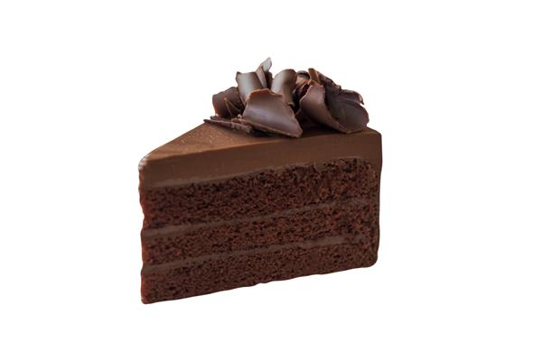 تکه‌های مثلثی تکه‌ای از رویه کیک فاج شکلاتی تیره با حلقه شکلاتی روی پس‌زمینه جدا شده سفید با مسیرهای برش مفهوم نانوایی خانگی برای کیک تولد یا دسر ولنتاین