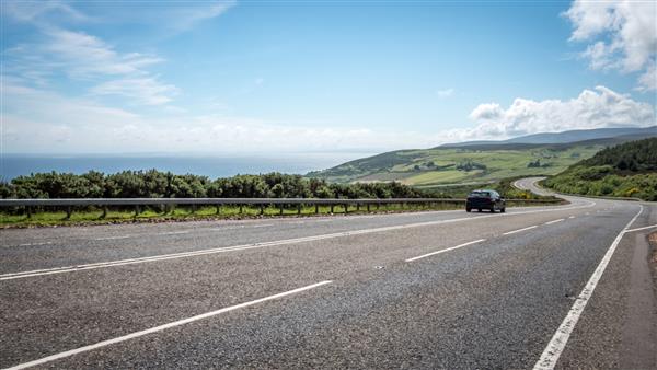 سفر جاده ای اسکاتلند نمایی از جنوب در امتداد جاده شریانی A9 در شمال هلمزدیل در شمال شرقی اسکاتلند این جاده یکی از شمالی ترین جاده های A در سرزمین اصلی بریتانیا است