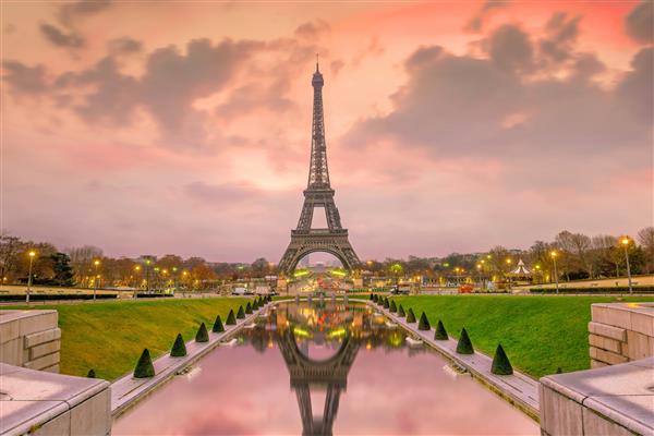 برج ایفل در طلوع خورشید از فواره های تروکادرو در پاریس فرانسه