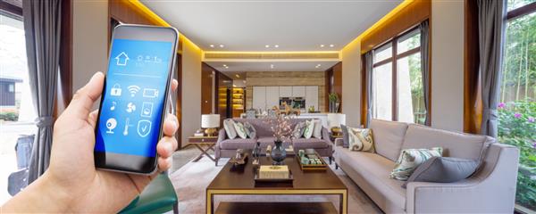 تلفن هوشمند با خانه هوشمند و اتاق نشیمن مدرن