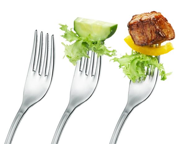 خیار تازه گوشت و سالاد روی چنگال جدا شده