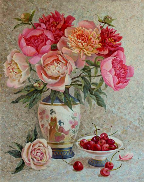 دسته گل گل صد تومانی قرمز سفید و صورتی در گلدانی با پیکره های یک گیشا و یک فنجان گیلاس رسیده یک طبیعت بی جان است که توسط هنرمند ناتالی کاناشوا نقاشی شده است