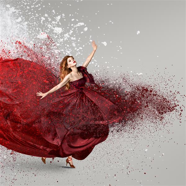 زن مد در حال رقصیدن با لباس بلند قرمز متلاطم با ابر رنگ پودری