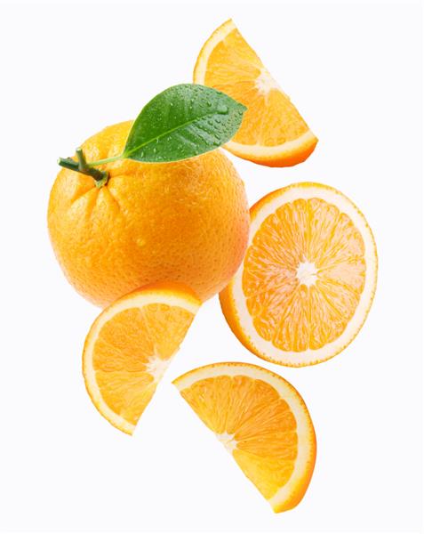 سقوط پرتقال و برش های پرتقال جدا شده بر روی پس زمینه سفید