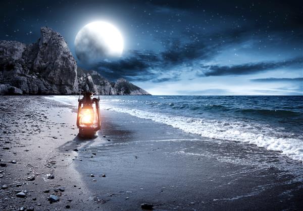 لامپ در ساحل و شب تابستان