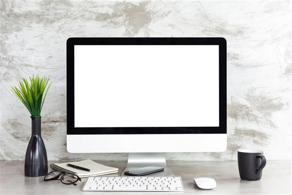 رایانه شخصی روی جدول فضای کاری که صفحه سفید خالی را نشان می دهد