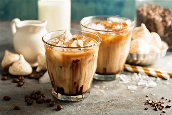 قهوه سرد با شیر شربت شکلات و مرنگ
