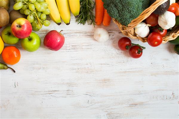 انواع میوه و سبزیجات روی میز چوبی سفید نمای بالا فضای کپی فوکوس انتخابی