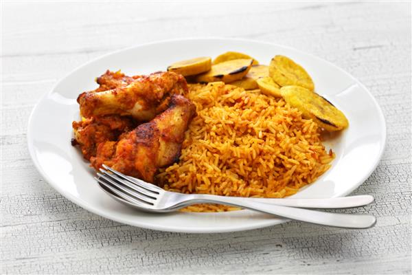 برنج ژولوف با مرغ و چنار سرخ شده غذاهای آفریقای غربی