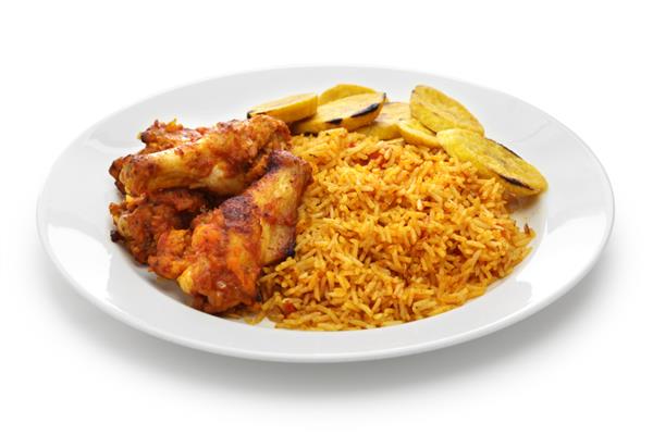 برنج جولف با مرغ و چنار سرخ شده غذاهای آفریقای غربی جدا شده در پس زمینه سفید
