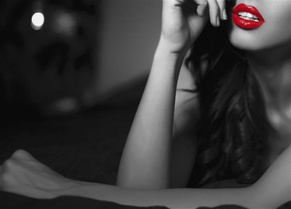 زن سکسی با لب‌های قرمز روی تخت خواب عاشق حسی رنگ‌آمیزی انتخابی سیاه و سفید الگوی جلد کتاب