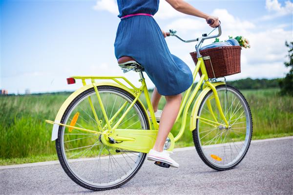 نمای جانبی زن جوان در حال دوچرخه سواری یکپارچهسازی با سیستمعامل در حومه شهر