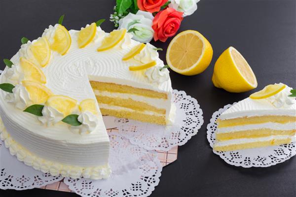 کیک لیمو و تکه لیمو در زمینه مشکی