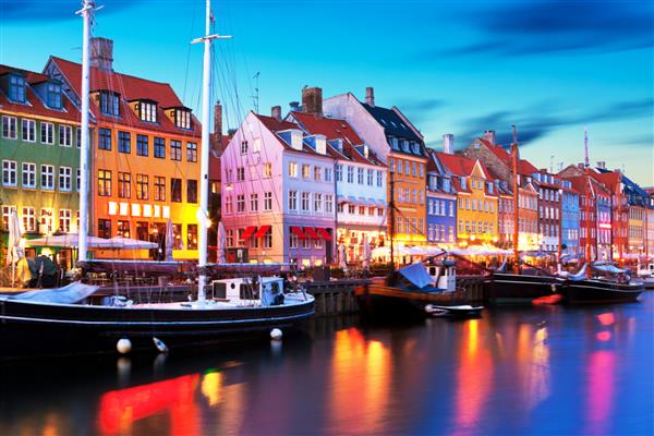 پانورامای منظره عصرانه از معماری معروف اسکله نیهاون در شهر قدیمی کپنهاگ دانمارک