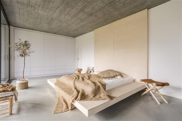 اتاق خواب سبک با سقف چوبی و تخت بزرگ