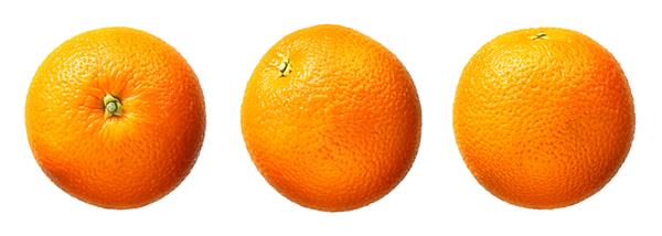 میوه نارنجی تازه جدا شده در پس زمینه سفید
