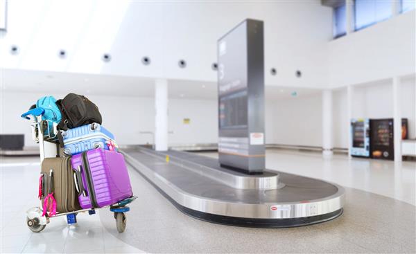 چرخ دستی فرودگاه با چمدان