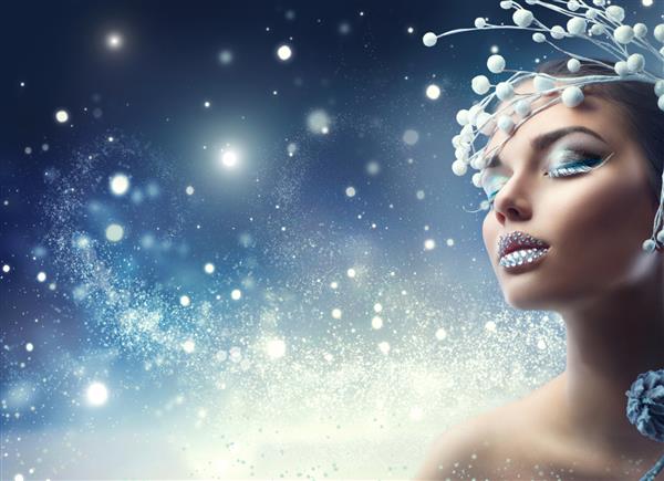 زن زیبای زمستانی آرایش دختر کریسمس آرایش نمای نزدیک صورت زن جوان زیبا مژه و سایه چشم برفی زمستانی لب هایی با الماس