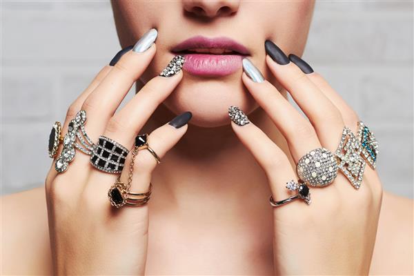 دست های زن با حلقه های جواهرات نمای نزدیک زیبایی و پرتره مد آرایش و مانیکور دخترانه