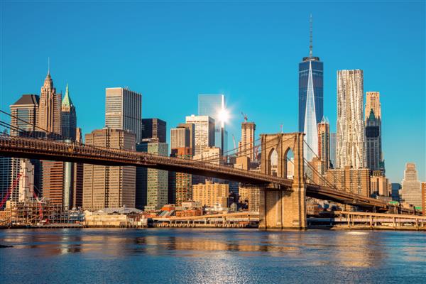 خط افق مشهور مرکز شهر نیویورک پل بروکلین و منهتن در نور خورشید صبح زود شهر نیویورک ایالات متحده آمریکا