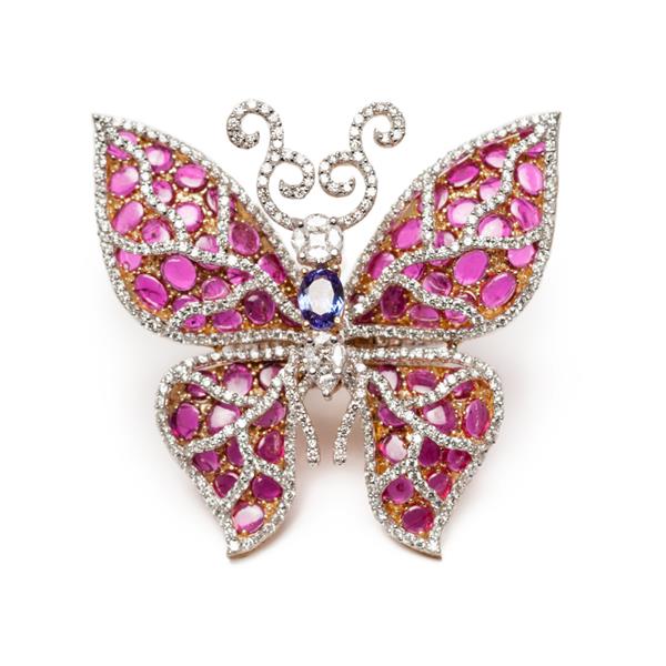 از نزدیک حلقه الماس زیبا مانند پروانه با بسیاری از سنگ های قیمتی مختلف روی پس زمینه سفید