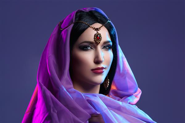 دختر زیبا با آرایش عربی