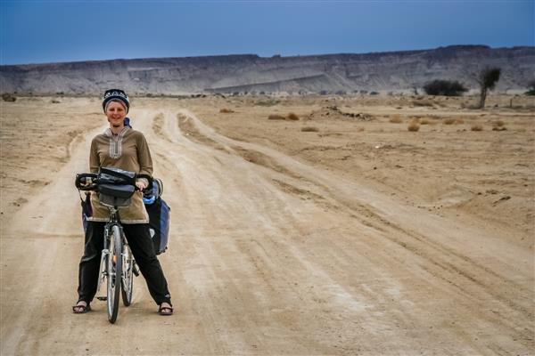 زنی در سفر با دوچرخه در جزیره قشم در ایران