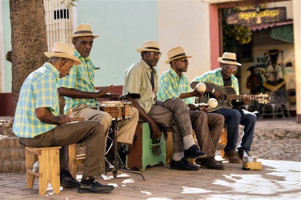 ترینیداد - کوبا 10032015 نوازندگان خیابانی کوبایی در ترینیداد اجرا می کنند