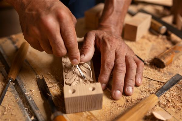 نجار در حال کار بر روی ابزار نجاری در مغازه نجاری شخص در یک مغازه نجاری کار می کند نجاری چوب بری