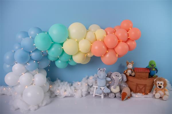 دکوراسیون شخصی برای روز کودک اسباب بازی بادکنک برای عکس در آتلیه برای تمرین های خانوادگی و همچنین برای خرد کردن کیک عالی است